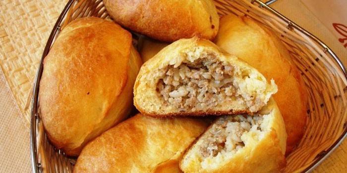 Empanadas de masa de levadura rellenas de carne