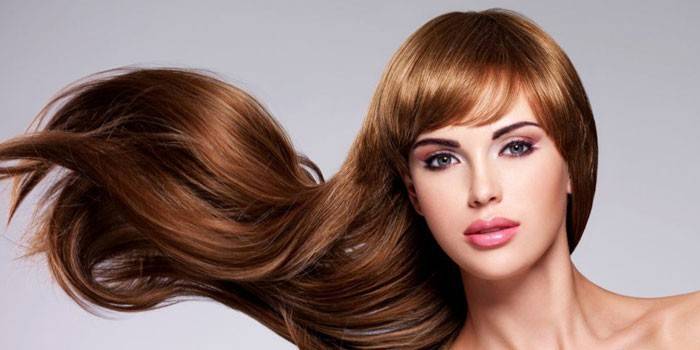 Chica con el pelo teñido