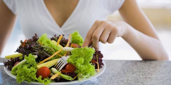 Menina, comer salada