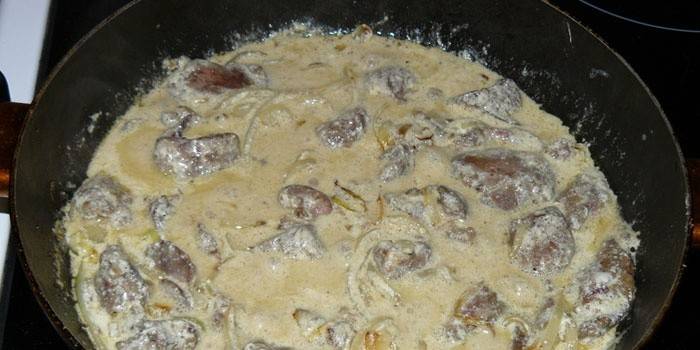 Hígado en salsa de crema agria en una sartén