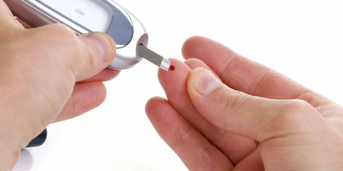 Medición de azúcar en la sangre con un glucómetro