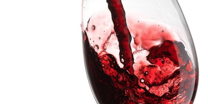 Czerwone wino w szklance