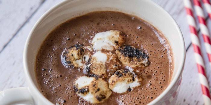 Cacau com creme em um copo