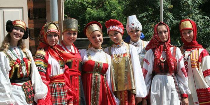 Meninas em trajes folclóricos russos