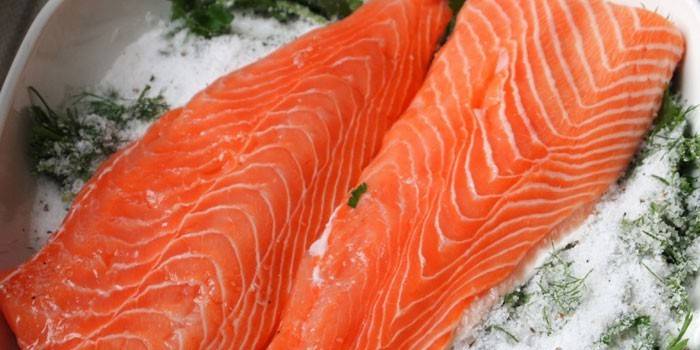 Filé de salmão em uma mistura de sal e ervas
