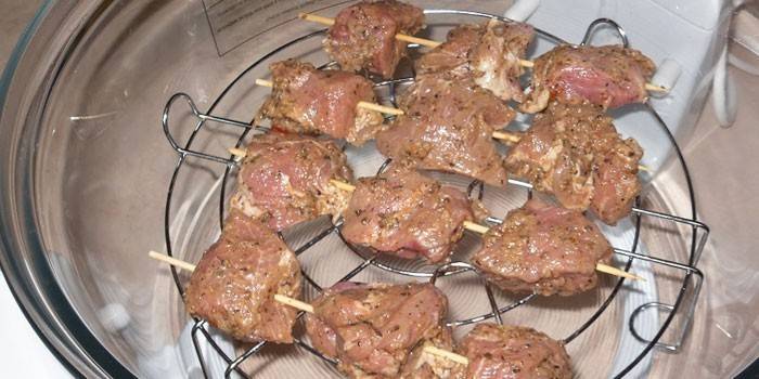 Cozinhar carne para grelhar em uma grelha de ar