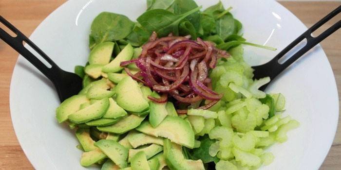 Salada com abacate e cebola em conserva