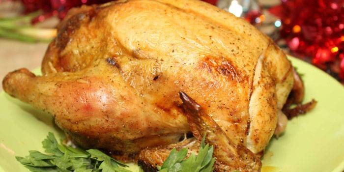 Pájaro al horno en un plato