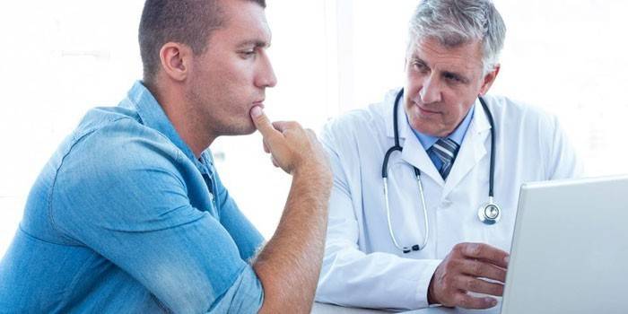 Homem na consulta do médico