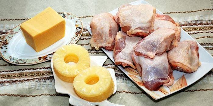 Coxas de frango, fatias de abacaxi e queijo
