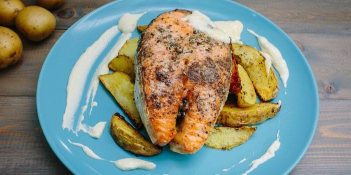 Filete de pescado rojo al horno con patatas