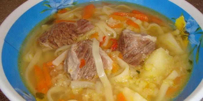 Sopa de Macarrão de Carne
