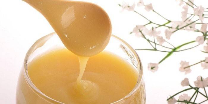 Propolis w mleku w szklanym naczyniu
