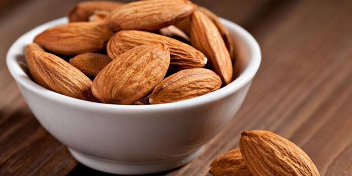 Kernels de amêndoa com casca em um prato