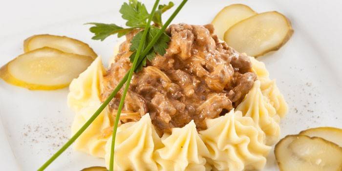 Purê de batatas com frango strogonoff