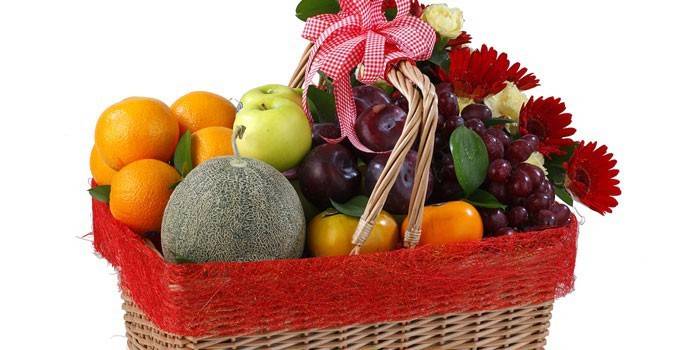 Cesta com frutas, frutas e flores.