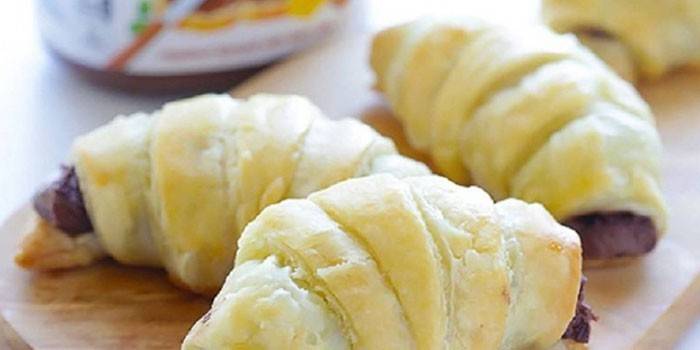 Pasta czekoladowo-orzechowa jest idealna do zwiniętych ciast