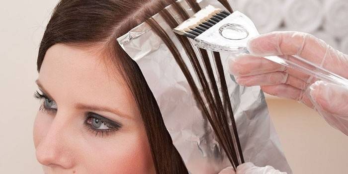 Chica tiñe el cabello en el maestro