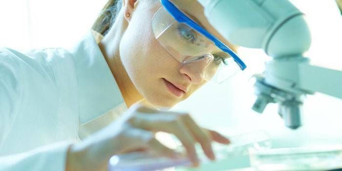 Dziewczyna w laboratorium