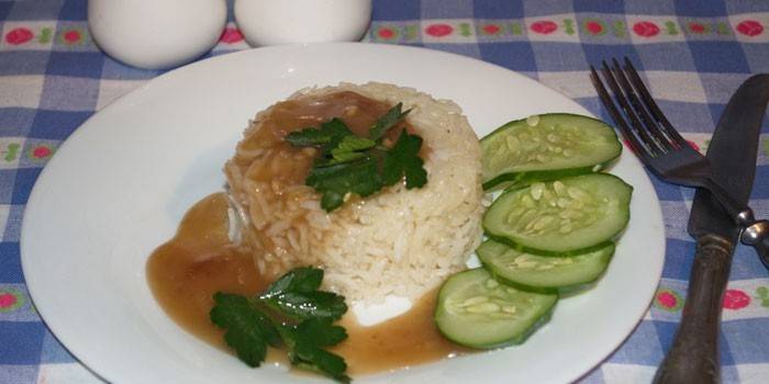 Arroz cocido con salsa teriyaki en un plato