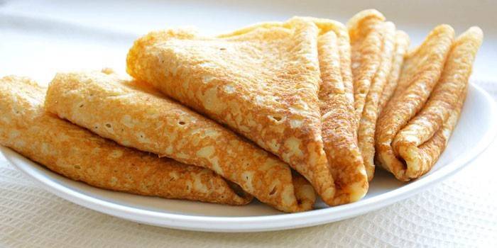 Panquecas finas com buracos em um prato