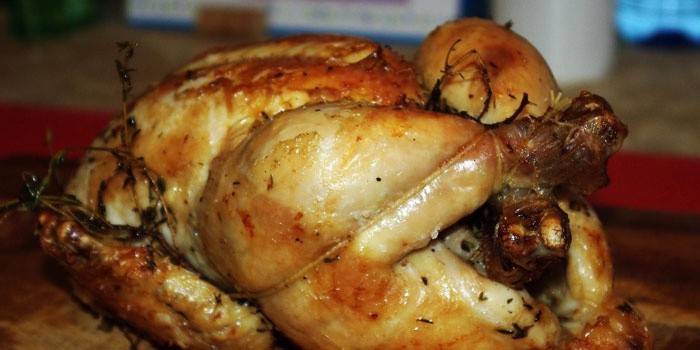 Pollo al horno sobre una capa de sal