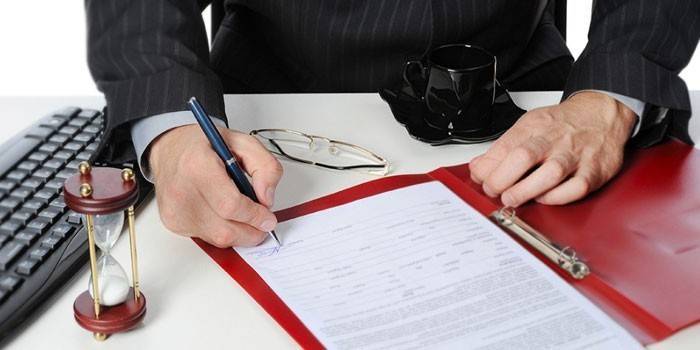Abogado firma papeles