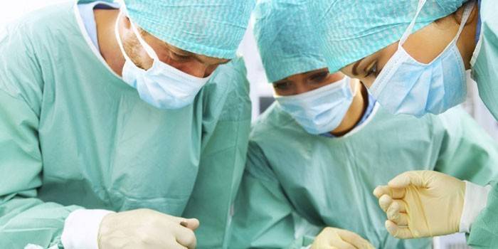 Médicos realizam uma operação