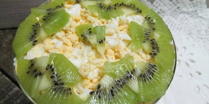 Salada com kiwi, ovos cozidos e maçãs