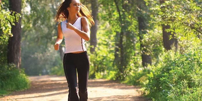 Menina corre no parque
