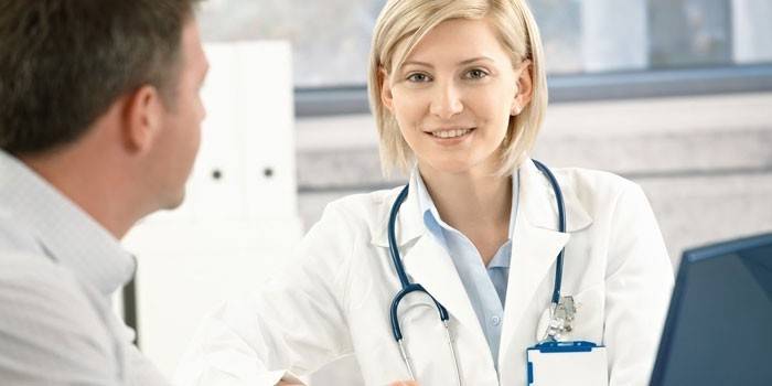 Hombre en la cita del doctor