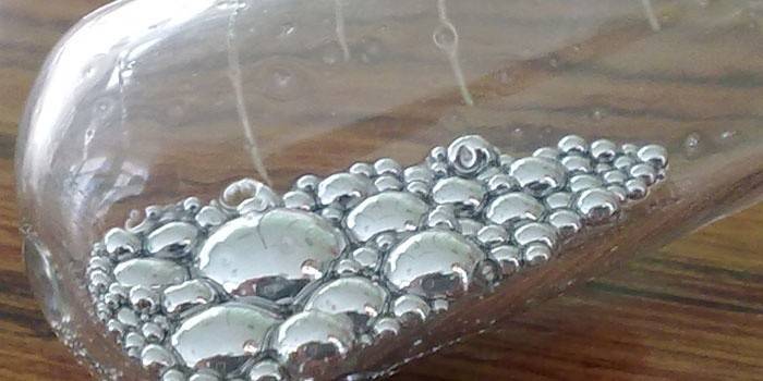 Bolas de mercúrio em um balão