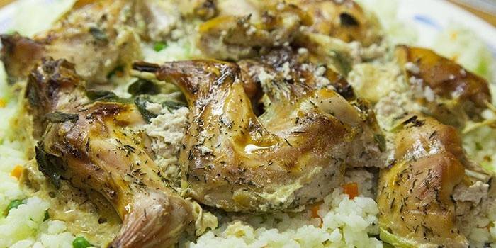 Fatias de coelho assado em um travesseiro de arroz