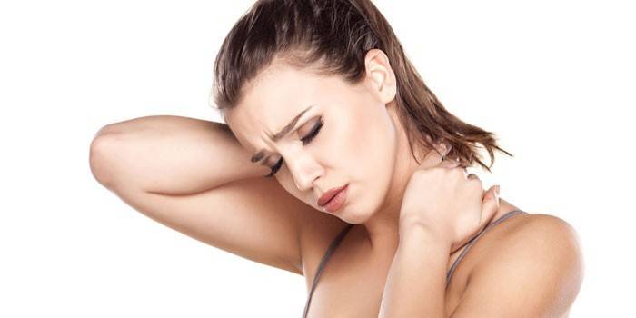 La niña tiene dolor de cuello.