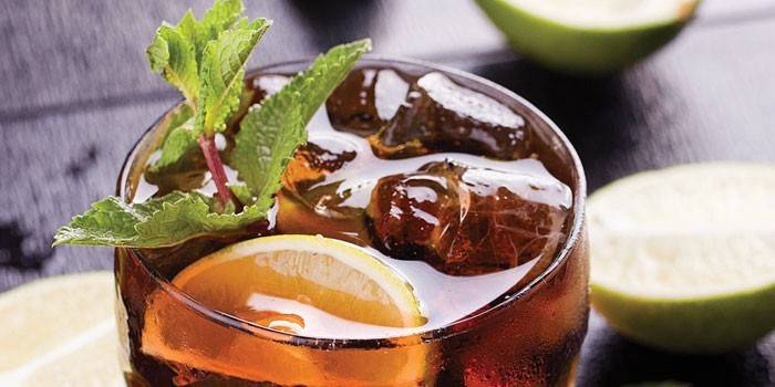 Cocktail de rum Bocardi com Coca-Cola