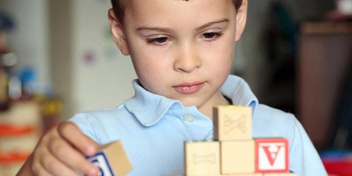 Menino, jogando cubos