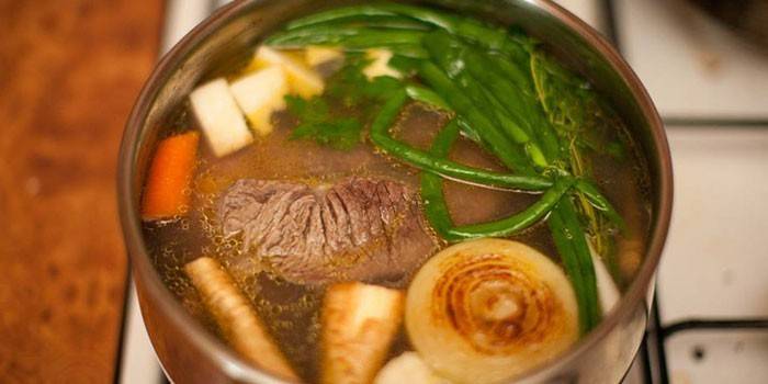 Caldo em uma panela no fogão