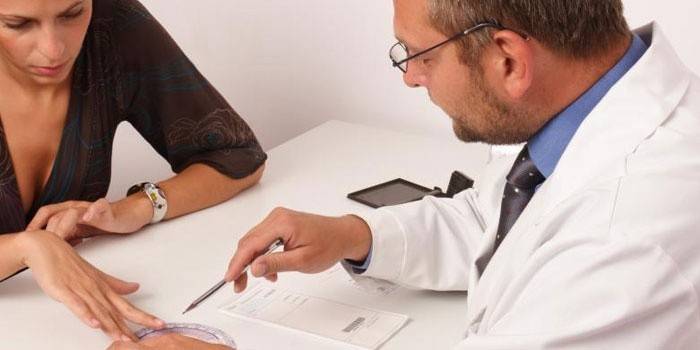 Mujer en la cita del doctor