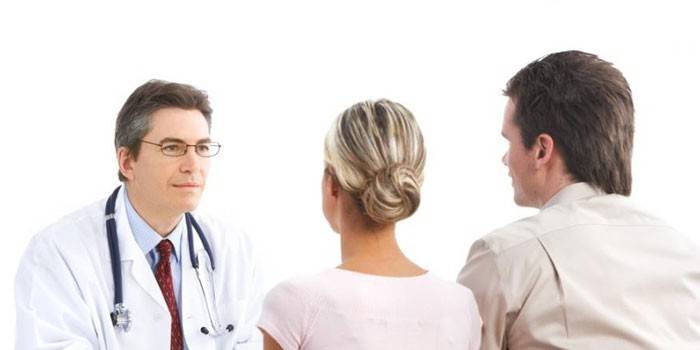 Hombre y mujer en la cita con el médico.