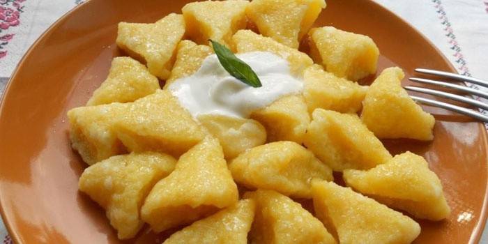 Bolinhos de massa em um prato