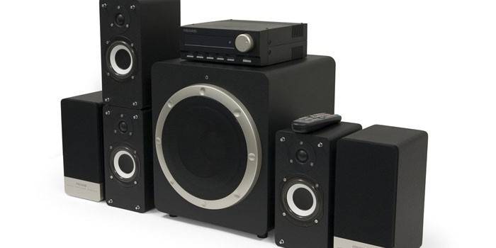 Alto-falantes do computador em um caso de madeira Microlab H-510