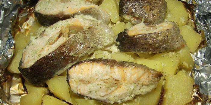 Caballa con papas en papel de aluminio