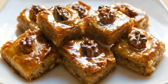 Baklava de mel pronto com nozes