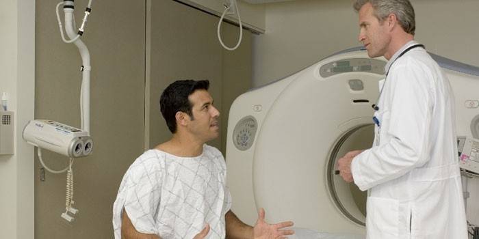 Um homem e um médico em uma sala de ressonância magnética