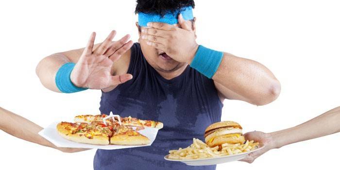 Mężczyzna zamyka oczy na fast food.