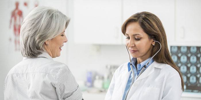 Mulher na consulta do médico