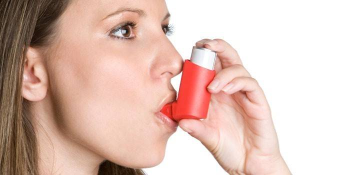 Dziewczyna z inhalatorem w ustach