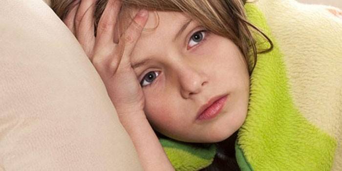 A menina encontra-se na cama