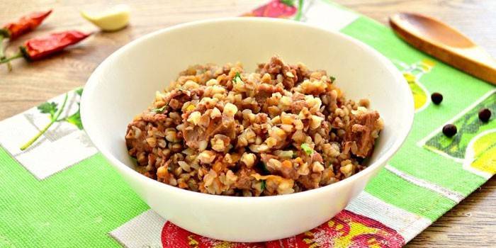 Gachas de alforfón sueltas listas para usar en un plato