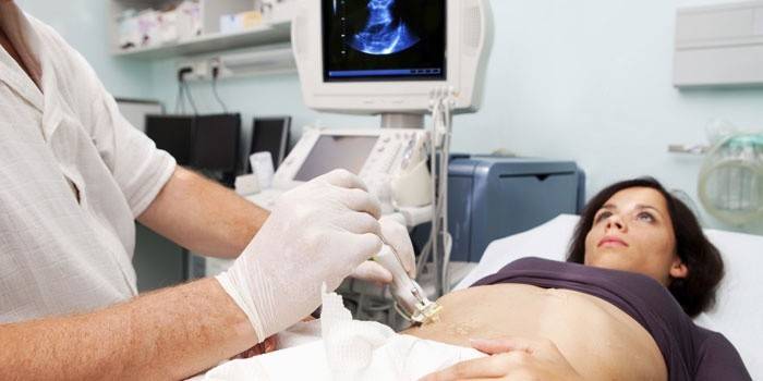 O médico realiza a quimioembolização do fígado do paciente